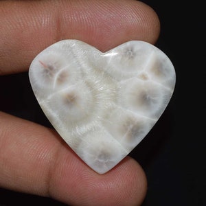 Cabochon a forma di cuore di thomsonite naturale da 51,90 ct / Pietra preziosa rara da collezione / Pietra per la creazione di gioielli fatti a mano / Regalo unico / Cristallo curativo
