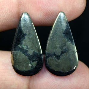 Cabochons en forme de larme en or Apache naturel de 36,35 cts | Paire de boucles d'oreilles assorties | Cabochons de créateur pour la fabrication de bijoux