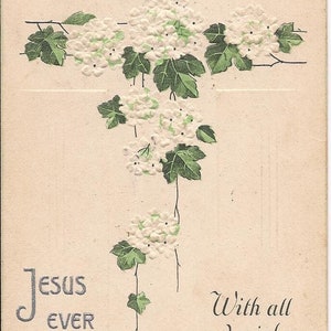 Carte postale ancienne de Pâques, thème religieux, Jolis motifs de fleurs sur une croix embossée.