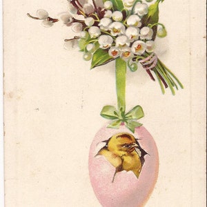 Carte postale ancienne de Pâques, petit poussin dans un oeuf et bouquet de muguet, embossée