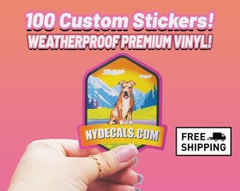 Op de afbeelding: Een roze en gele sticker met een cartoonhond voor een berglandschap. De sticker heeft de tekst "NYDECALS.COM" en "GRATIS VERZENDING".