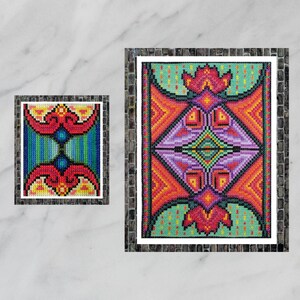 Könnte beinhalten: Zwei gerahmte Kreuzstich-Kunstwerke. Das größere Stück zeigt ein geometrisches Design mit roten, orangen, gelben, lila und grünen Farbtönen. Das kleinere Kunstwerk hat einen ähnlichen Stil mit roten und blauen Elementen. Beide sind in einem grauen, ziegelartigen Rahmen eingefasst.