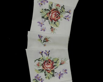 Vintage handgemachte Tischdeko -- weiße mit perfekt handgestickten Rosen -- 82.5x31 inches / 82.5x79 cm