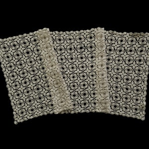 Vintage handmade crocheted table runner -- beige crocheted runner with 180 stylised flowers -- 40.5x16 inches / 103x40 cm