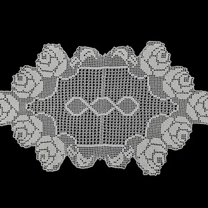 Vintage Handgemachter gehäkelter Tischläufer -- weißer handgehäkelter Läufer mit großen Rosen -- 86,5 x 48 cm