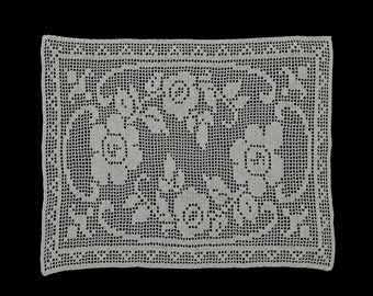 Vintage handmade crocheted centerpiece -- white crocheted centerpiece with large flowers -- 20x16 inches / 51x40.5 cm
