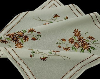 Vintage handbestickte Tischdecke oder Topper -- hell cremefarbene Topper mit handbestickten braunen Daisy Blumen -- 79x76 cm