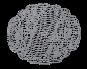 Vintage handmade crocheted doily centerpiece -- beige hand-crocheted centerpiece with flower pattern -- 23x20 inches / 58.5x51 cm