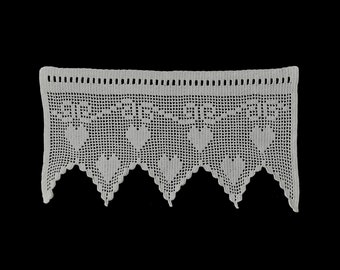 Cortina de gabinete de ganchillo hecha a mano vintage - pequeña cortina blanca de ganchillo a mano con un patrón de corazón - 20,5x11 pulgadas / 52x28 cm