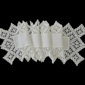 Vintage Handgefertigter Läufer -- sehr langer weißer, handgehäkelter Läufer mit Stoff-Panel Mitte -- 60x13.5 inches / 153 x 34 cm