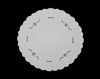 Centre de table vintage fait main - Centre de table rond blanc avec fleurs brodées à la main et dentelle à l'aiguille - 54,5 x 52 cm