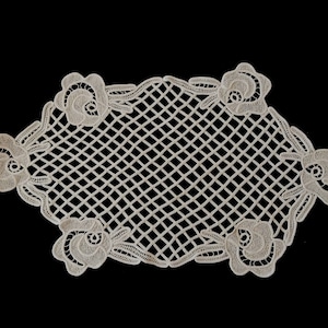 Vintage Handgefertigter Spitzentischläufer - Beigefarbener handgemachter Spitzentischläufer mit Gitter und Blumenmuster - 91,5x44,5 cm