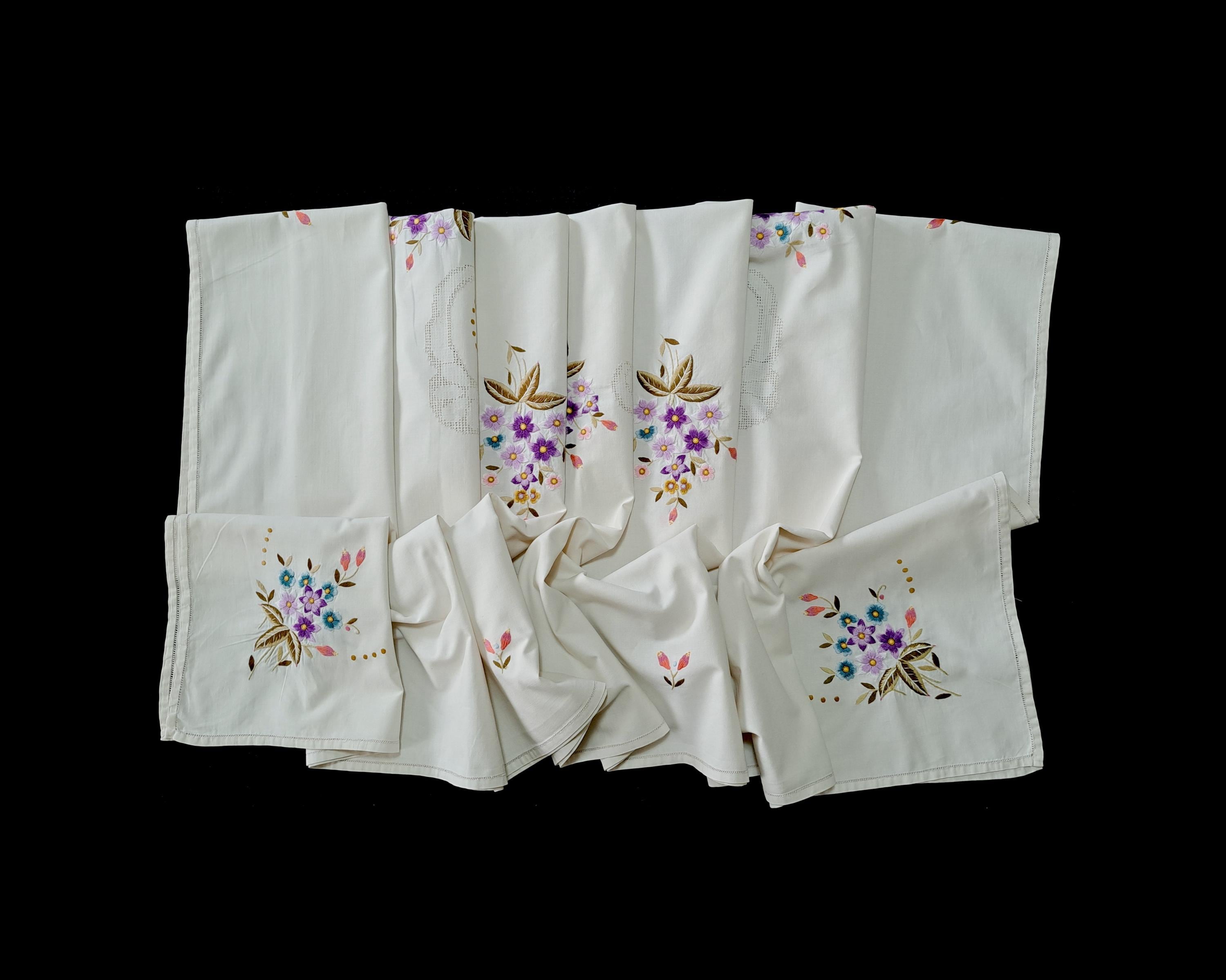刺繍の花とカットワークが施されたヴィンテージのハンドメイドテーブル