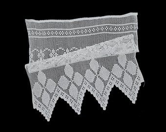 Vintage handgemachte gehäkelte Vorhang -- weiße handgehäkelte Vorhang mit stilisierten Blumen -- 68,5x76 cm