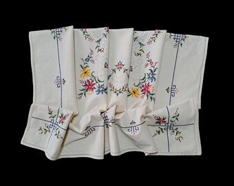 複雑な花の刺繍とカットワークが施されたヴィンテージのハンドメイド