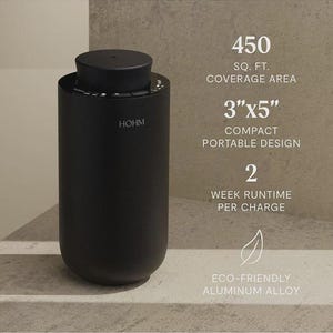 Peut inclure: Un purificateur d'air cylindrique noir HOHM au design compact de 7,6 cm sur 12,7 cm. Il offre une zone de couverture de 41,8 mètres carrés, une autonomie de 2 semaines par charge et est fabriqué en alliage d'aluminium écologique avec commandes.