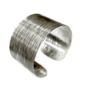 Breite verstellbare Manschette für Frauen oder Männer, handgemachtes oxidiertes dunkles Silber Linien Muster Tribal Boho Statement Armband