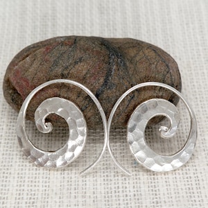 Aros espirales martillados de plata esterlina, hechos a mano, estilo hippie bohemio tribal, espirales brillantes planas de 2,5 cm, regalo para ella.