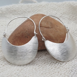 Boucles d'oreilles créoles tendance demi-lune en argent sterling, grandes créoles en croissant de lune en argent brossé bohème élégant fait main, cadeau pour elle