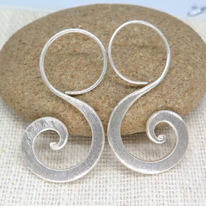 Pendientes colgantes en espiral de plata de ley, hechos a mano, con forma de S y acabado cepillado, de plata blanca, un regalo ideal.