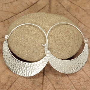 Sterling Silber Mond Crescent Creolen, Handgemachtes Elegantes Boho Statement Großes Gehämmert Shinny Silber, Zwei Größen, Geschenk für Sie