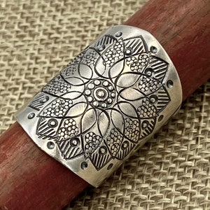 Anillo de plata de ley con diseño bohemio de flor de mandala, estilo étnico hippie gitano, banda ancha ajustable, también como anillo para el pulgar, regalo para ella.