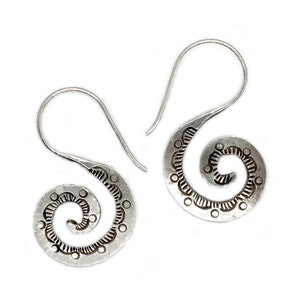 Spiralohrringe, handgefertigte Boho-Ohrringe aus Sterlingsilber, graviert Tribal Hippie Swirl Hook Ohrringe, Statement Ohrringe, Geschenk für Sie