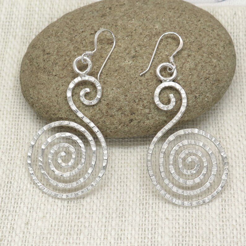 MEDIUM SPIRAL EAR-RING W/ STONES / silver / green & blue