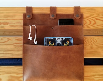 Organizador de bolsillo colgante de piel para la mesilla de noche infantil, con soporte para libros, teléfono, tableta y auriculares.