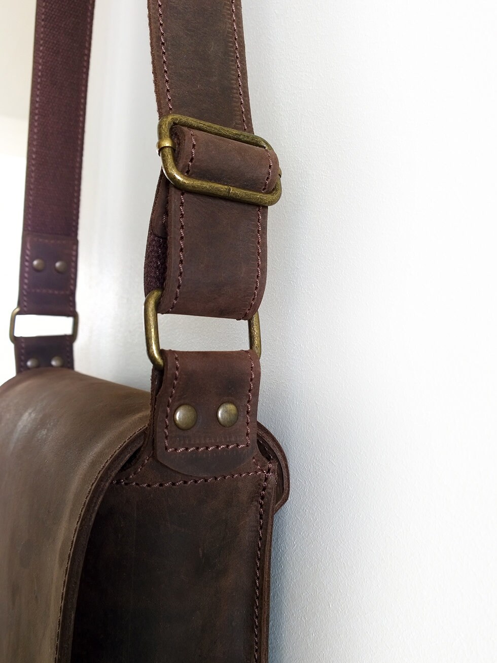 Organic Chocolate Solid Durable Calf Leather Messenger Bag