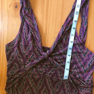 Puede incluir: Vestido sin mangas con estampado de chevr&oacute;n en tonos morado, negro y marr&oacute;n. El vestido tiene un detalle anudado en el busto y un escote en V. Una cinta m&eacute;trica muestra que el vestido mide aproximadamente 33 cm de largo desde la parte superior de la correa.