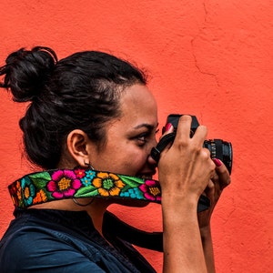 Leather camera strap, Gift photographer, Gift for her, dslr camera strap, Boho chic- Flor Petetiado in turquoise, fuscia, gold, green - FPC1