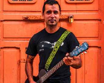 Leder-Gitarren Gurt, traditionellen guatemaltekischen bestickt, elektrische Akustikgitarre, grüne Gitarrengurt, Geschenk für ihn - Quetzal-Kalk-QTG1