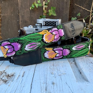 Cadeau pour photographe, bracelet d’appareil photo en cuir mince, sangle d’appareil-photo florale, cadeau pour elle, sangle d’appareil photo DSLR - Orchidées violettes, blanches, vertes OQCD1