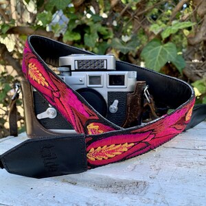Sangle d’appareil photo en cuir mince, sangle d’appareil photo DSLR, photographe cadeau, sangle d’appareil-photo Canon, sangle d’appareil photo Nikon, Guatemala - Fuscia Magenta TUCD9