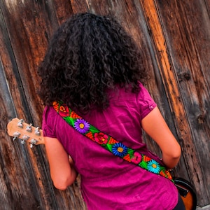 Lederen geborduurde gitaarband, Bloemen gitaarband, Geweven gitaarband, Gift gitarist, Cadeau voor haar, Cadeau voor hem - MultiColor JDG1
