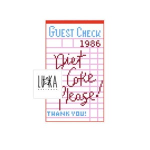 Może przedstawiać: Prostokątny wz&oacute;r do haftu krzyżykowego z motywem rachunku z czerwoną obw&oacute;dką. Tekst brzmi GUEST CHECK, 1986, Diet Coke Please! oraz THANK YOU! w niebieskich i czerwonych pikselowych literach na białym tle z r&oacute;żowymi liniami siatki.