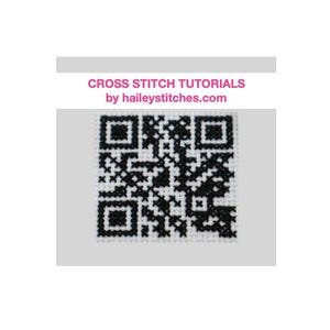 Może przedstawiać: Kwadratowy wz&oacute;r haftu krzyżykowego przedstawiający czarno-biały kod QR. Nad kodem QR znajduje się napis CROSS STITCH TUTORIALS by haileystitches.com wykonany r&oacute;żowymi literami. Wz&oacute;r jest wyszyty na białym materiale w kratkę.