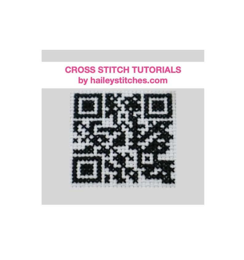 Może przedstawiać: Kwadratowy wz&oacute;r haftu krzyżykowego przedstawiający czarno-biały kod QR. Nad kodem QR znajduje się napis CROSS STITCH TUTORIALS by haileystitches.com wykonany r&oacute;żowymi literami. Wz&oacute;r jest wyszyty na białym materiale w kratkę.