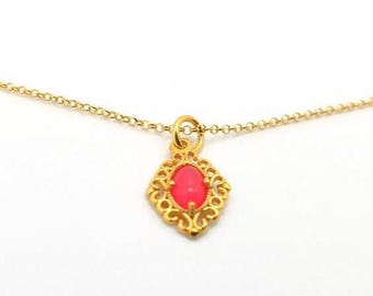 Collar con gema de ágata rosa fucsia y cadena de plata chapada en oro, joyería curativa con gemas.