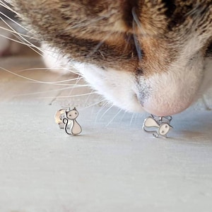 Weiße Katze Ohrstecker Sterling Silber und Emaille, minimale kleine Ohrstecker, Tier Design, kleine süße Ohrringe, Geschenk für Katzenliebhaber