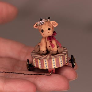 Miniatuurgiraf met wielen | Schaal 1:12 | Poppenhuis-trekspeelgoed | Uniek handgemaakt dier