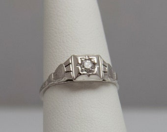 d575 Pretty 18k White Gold Antique Diamond Engagement Ring