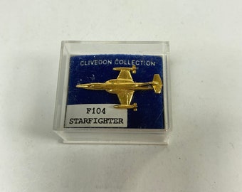 m317 Vintage Gold Tone Clivedon Collection F104 Starfighter Airplane Lapel Pin