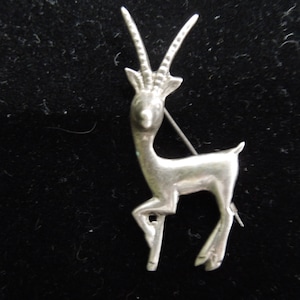 k564 Adorable Sterling Silver Gazelle Brooch