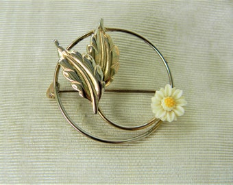 j470 Pretty Carved Flower and Circle Brooch with Leaves in Gold Tone