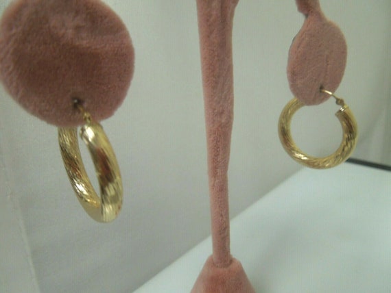 q674 Pretty pair of 14kt Yellow Gold Hoop Earring… - image 3