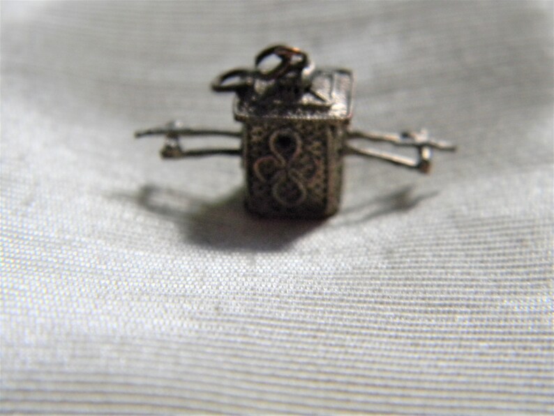 j870 Nice Vintage Asian Style Litter Carrier Charm Pendant in Silver Tone