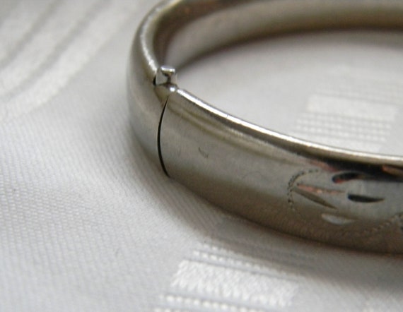 p385 Pretty Hinged Sterling Silver Bangle Bracele… - image 3