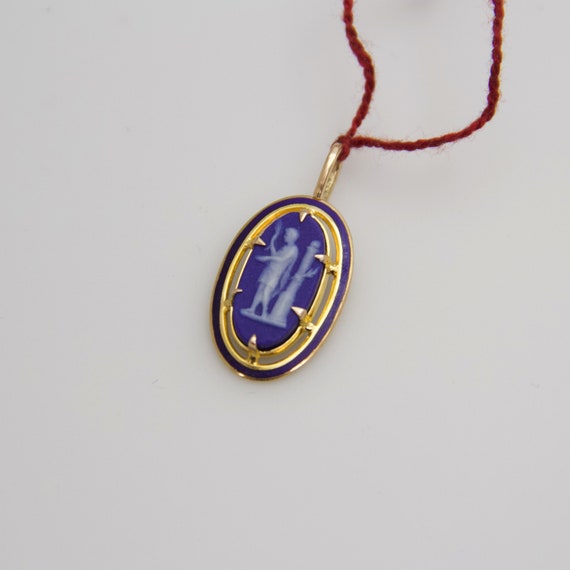 d748 Gorgeous Gold Filled Carved Pendant